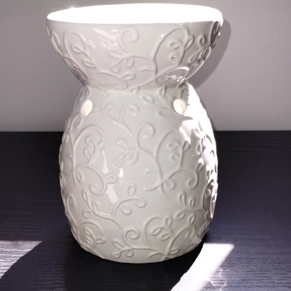 Hallmark Cream Candle Wax Melts Holder - Picture 3 of 4